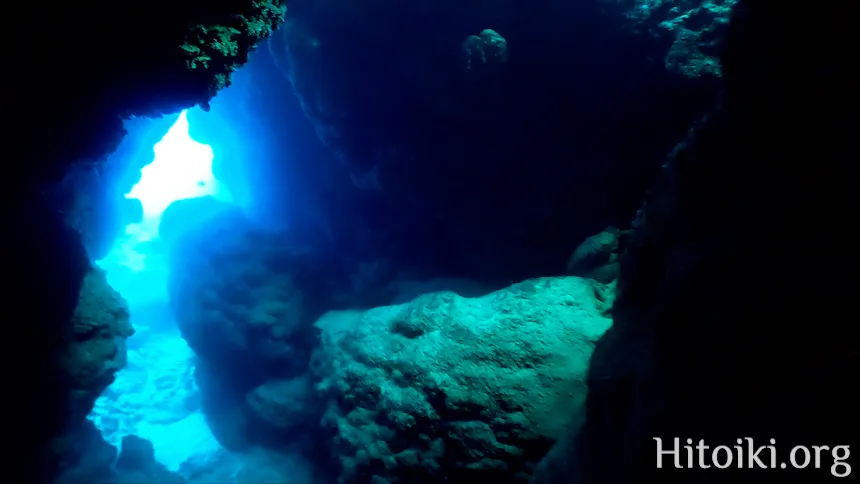 玻名城ビーチのトンネル
