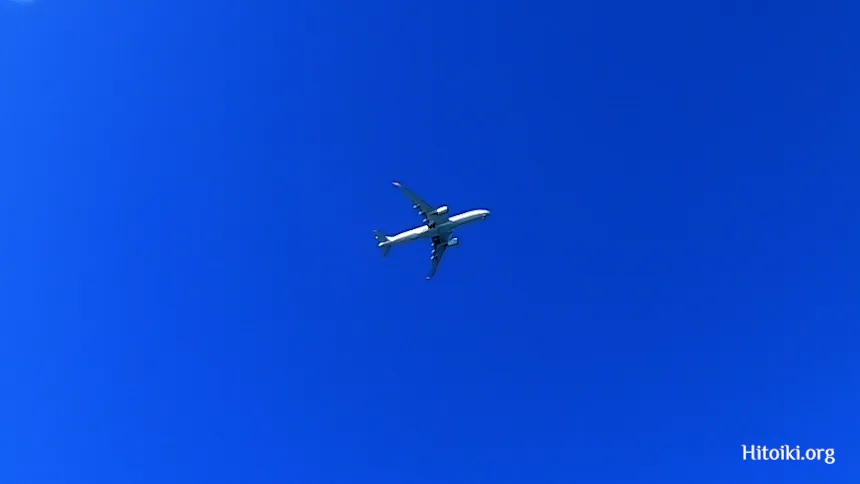 北名城ビーチの上を飛行する飛行機