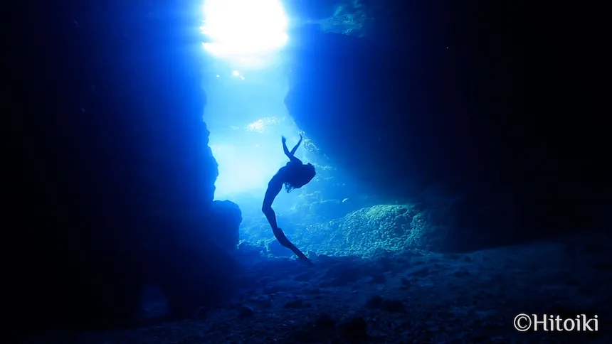 真栄田岬の青の洞窟の水中