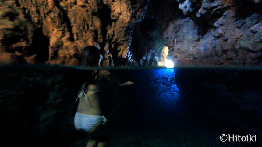 真栄田岬の青の洞窟の奥から見た入り口