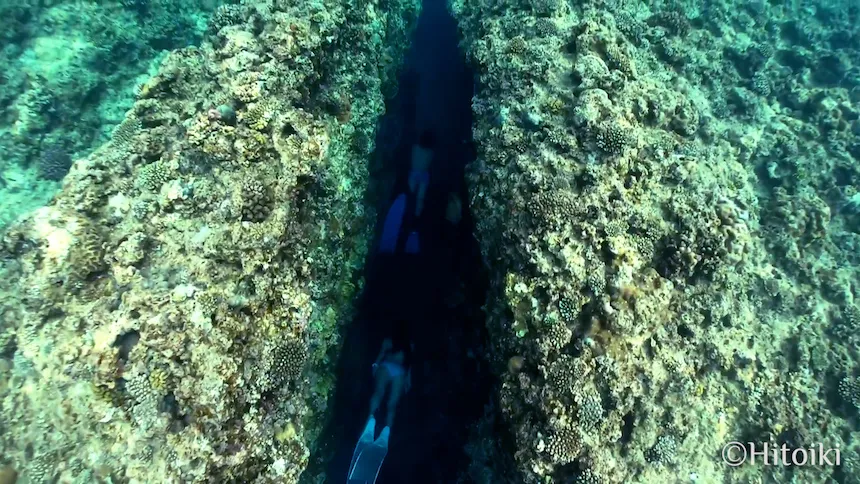 真栄田岬の青の洞窟の前のクレバス